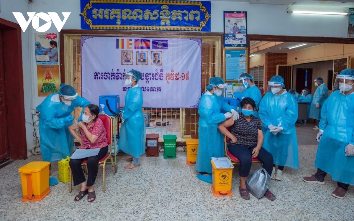 Campuchia và Indonesia đẩy mạnh tiêm chủng Covid-19, Philippines tái kiểm dịch cộng đồng